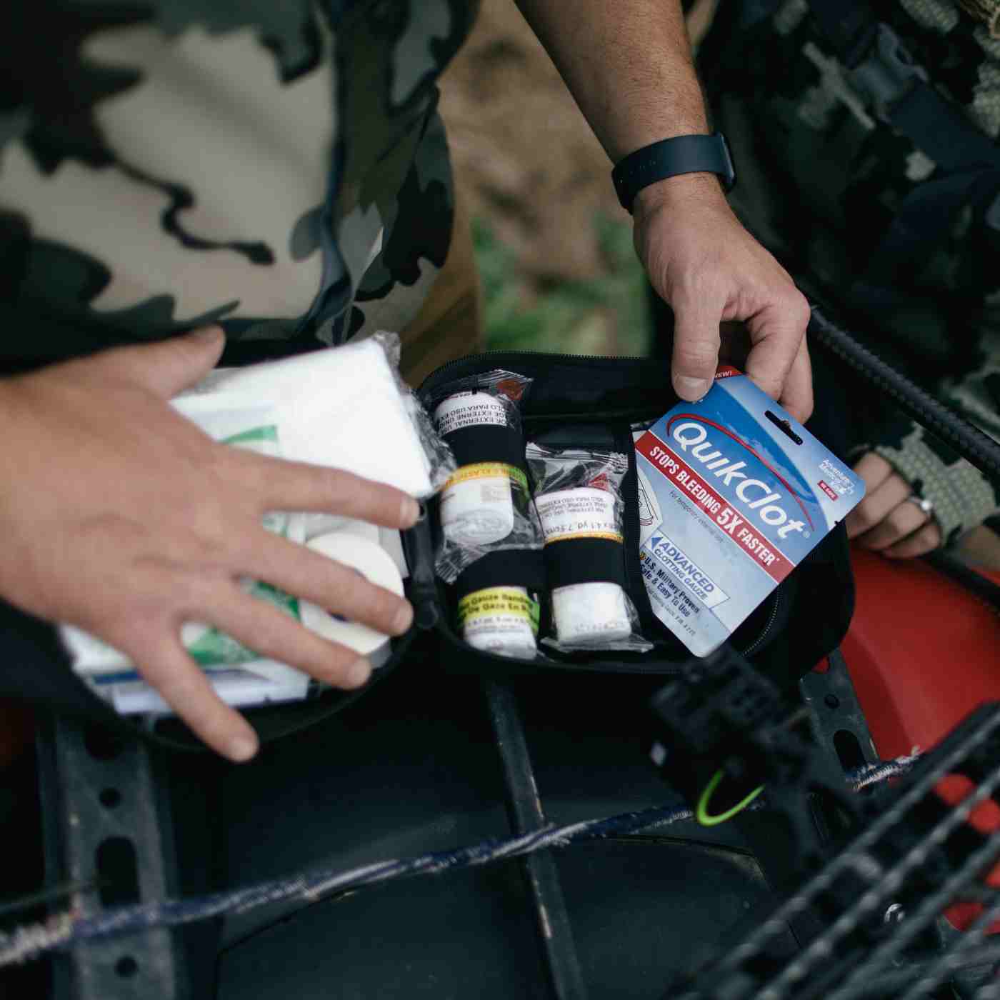 adventure-medical-kits-molle-bag-trauma-kit-2-0-kit-trauma-tattico-molle-con-qui image 4